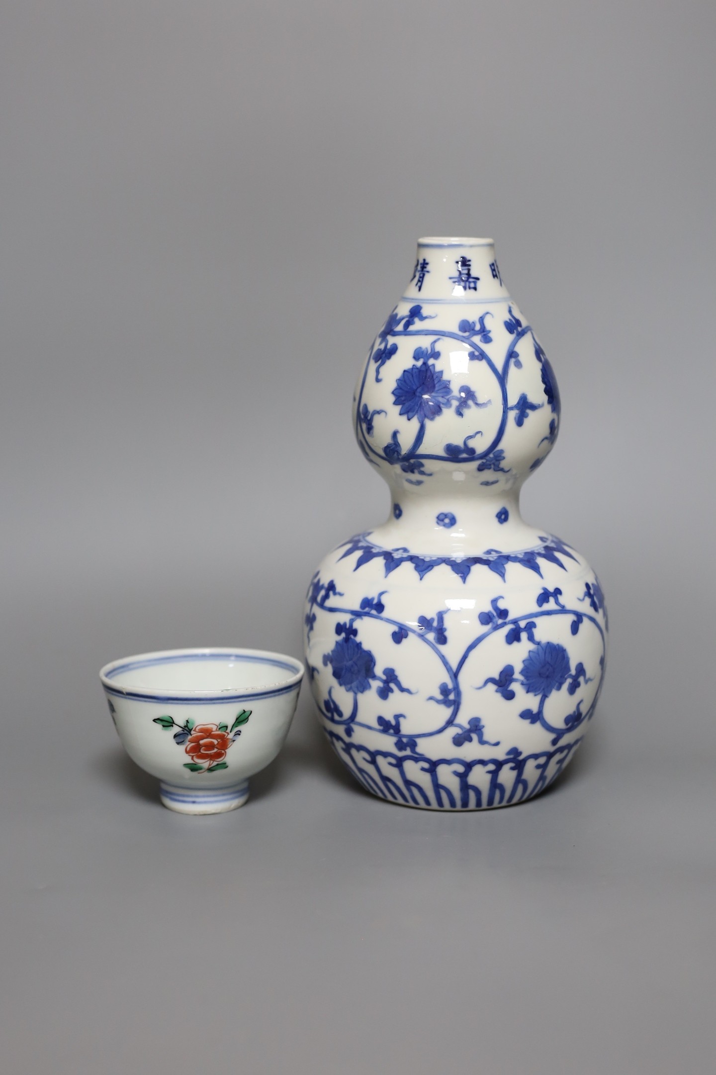 A Chinese blue and white double gourd vase, together with a Chinese famille verte bowl, tallest 25cm